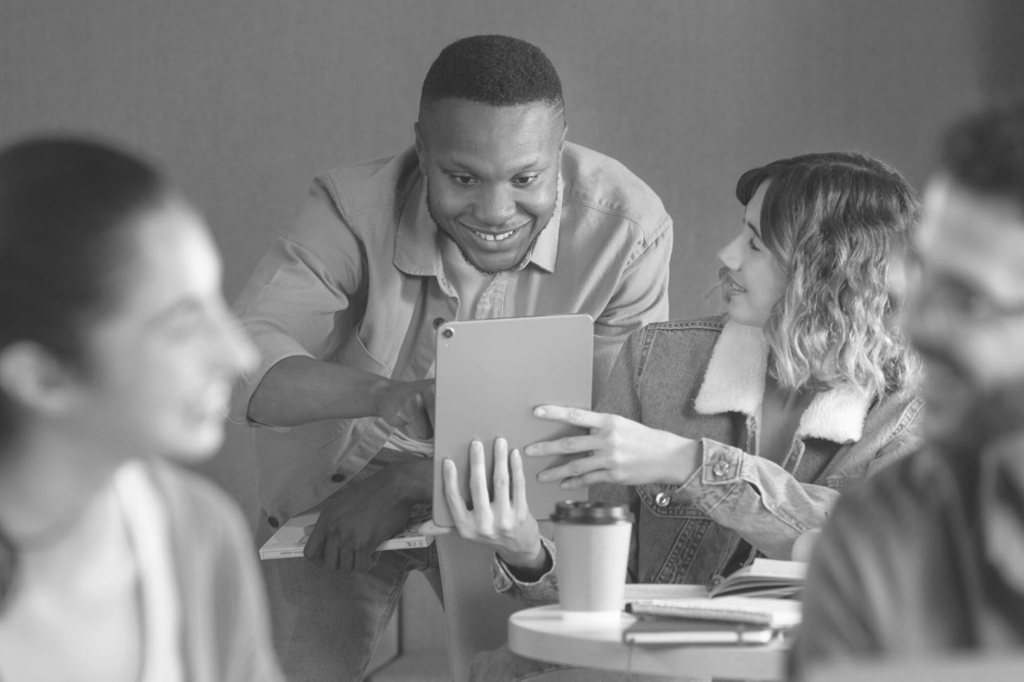 Oficina moderna con espacios colaborativos para reuniones de trabajo