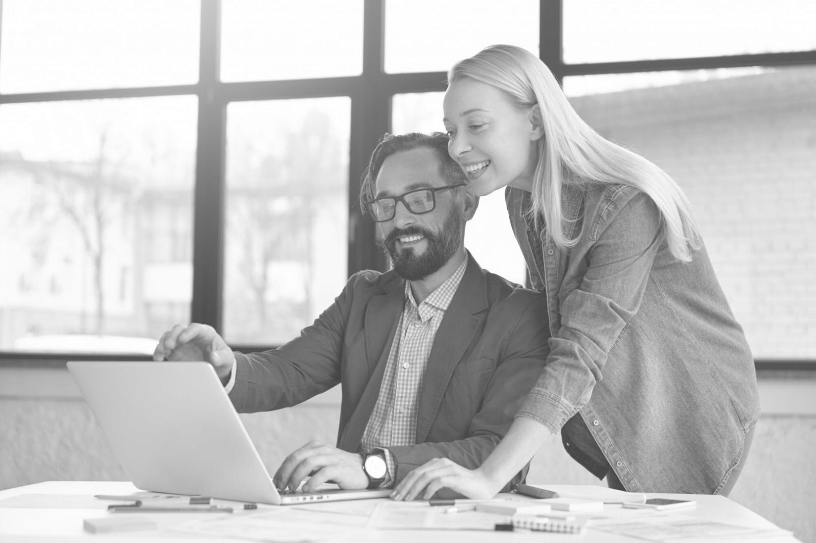 Equipo trabajando en implementación de procesos financieros